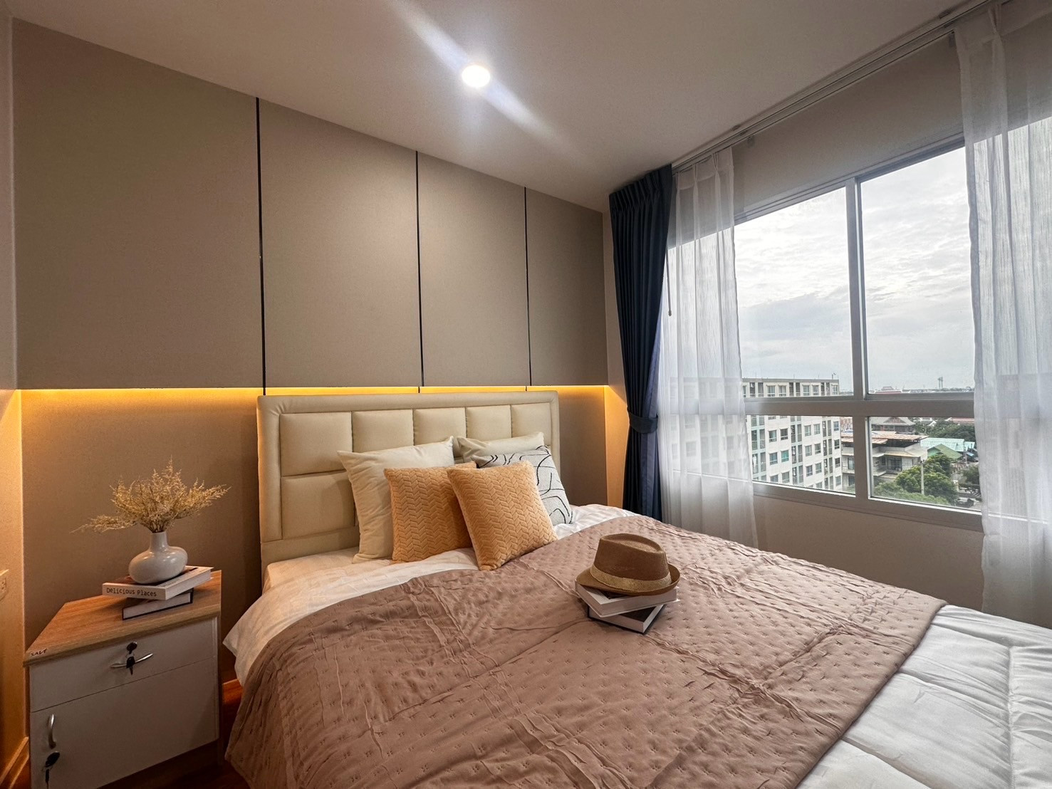 Room renovated, newly decorated, all new furniture.