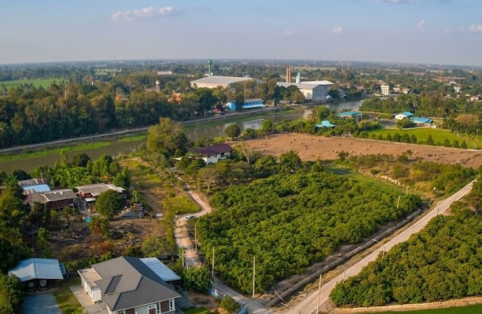 House along the Tha Chin River, Suphanburi With mango orchard, area 4 rai 3 ngan more, Wang Nam Sap Subdistrict, Si Prachan District, Suphan Buri Province.