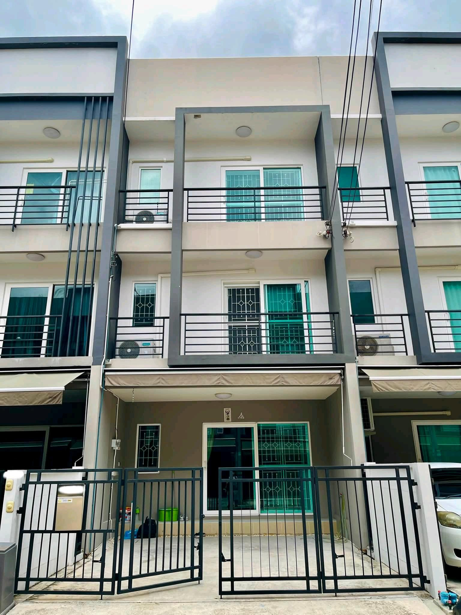 ✨ 3-story townhome, very new house, ready to move in, potential location, convenient travel, with electric car charging system. ✨ 3-story townhome, very new house, ready to move in, potential location, convenient travel, with electric car charging system.