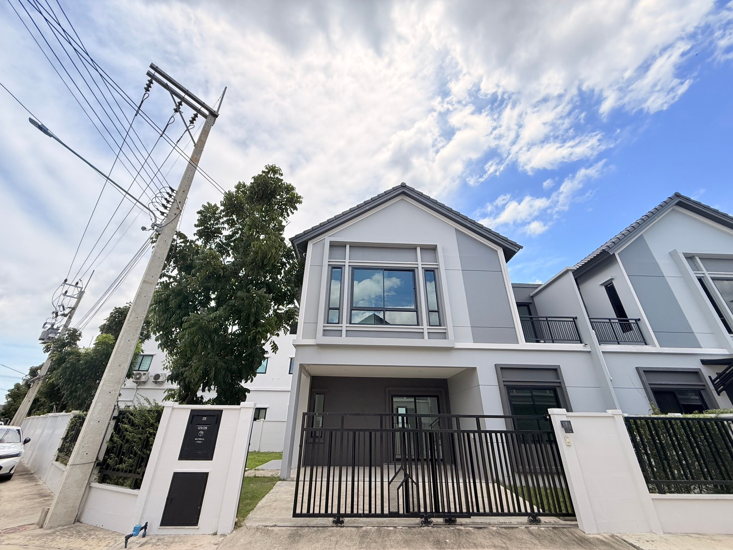 The last corner house!!! Before opening a new phase Can't miss it anymore. The last corner house!!! Before opening a new phase Can't miss it anymore.