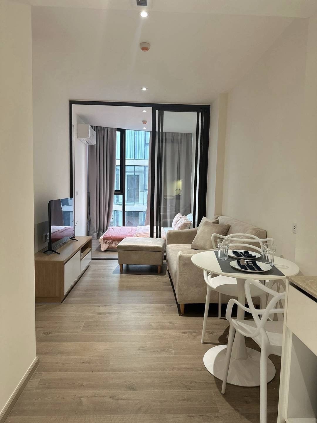 For rent, Fynn Asoke, beautiful pool view. For rent, Fynn Asoke, beautiful pool view.