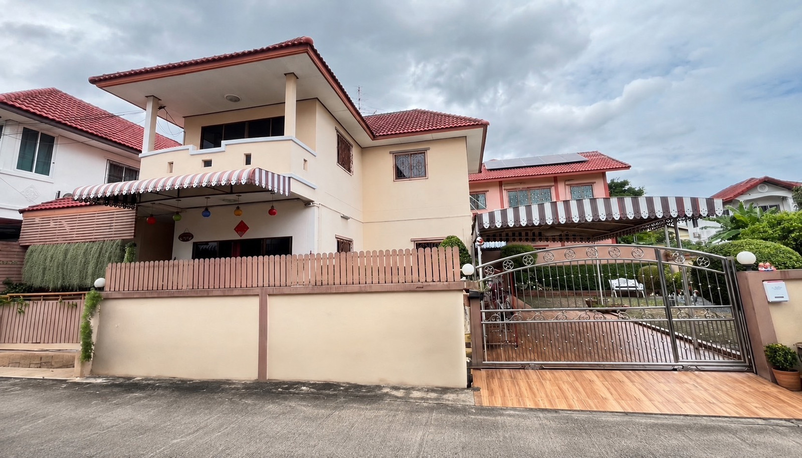 Urgent sale, 2-story detached house on the edge of Tawan Thong Village 3, Bang Bon, large house, wide usable area. Best value price Ready to move in