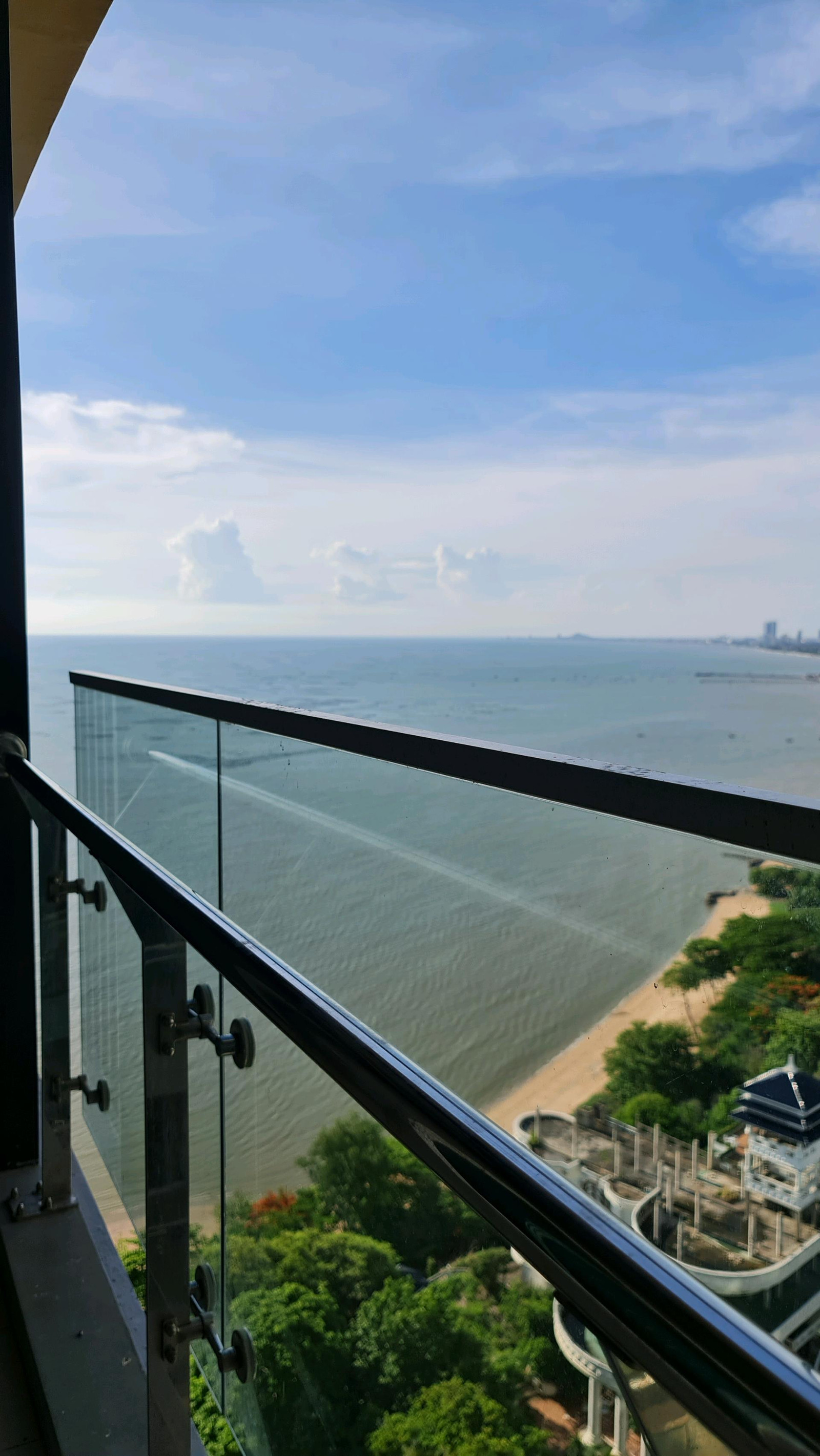Beachfront condo for sale, The Zea Sriracha, 2.7 million baht | Yield up to 5.8% | Japanese rental market | 22nd floor, very large balcony 🔥