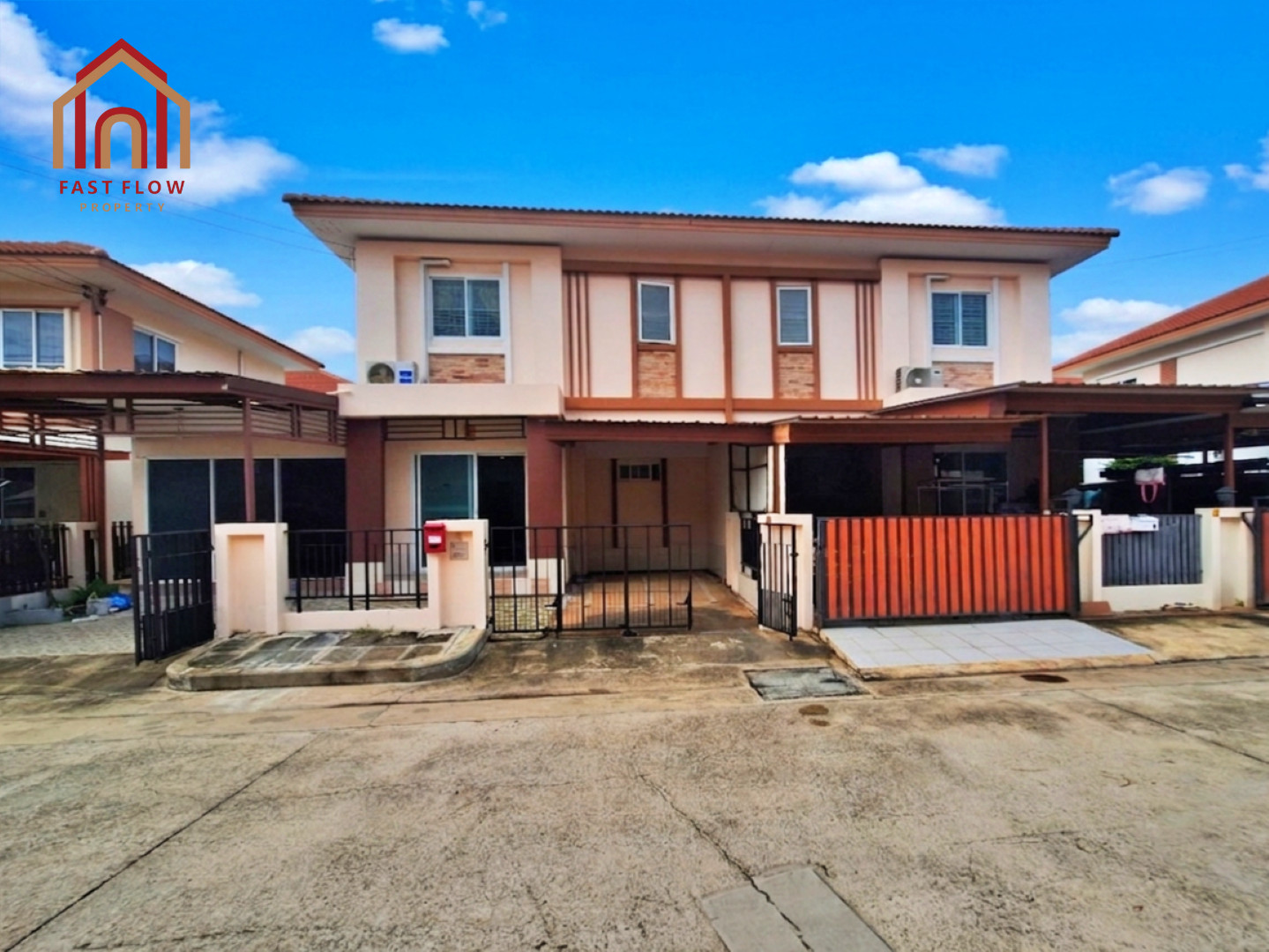 Twin House for Sale, I-Leaf Park 1 Rama 2 Km. 14. Includes extended office and garage. Near public park, Kanchanaphisek Road, Rama 2 Expressway, Outer Ring Road Expressway, and Saem Dam Road. URA