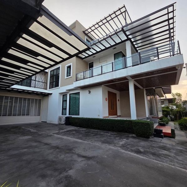 For sale, large 3-story luxury detached house, Sukhumvit 101 | near BTS Punnawithi, fully furnished. There is a private elevator inside the house.