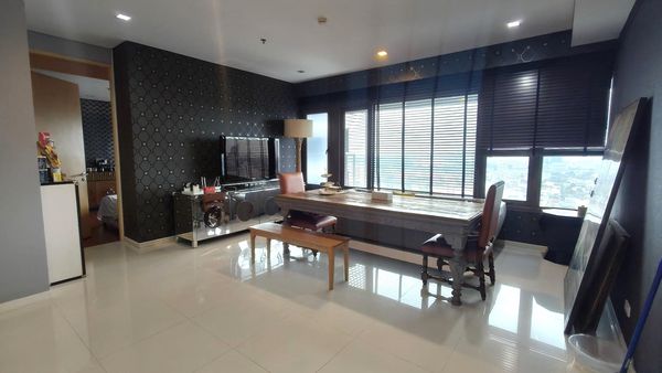 99 sq m, 2 bedrooms, 3 bathrooms, 27th floor, river view, near One Bangkok