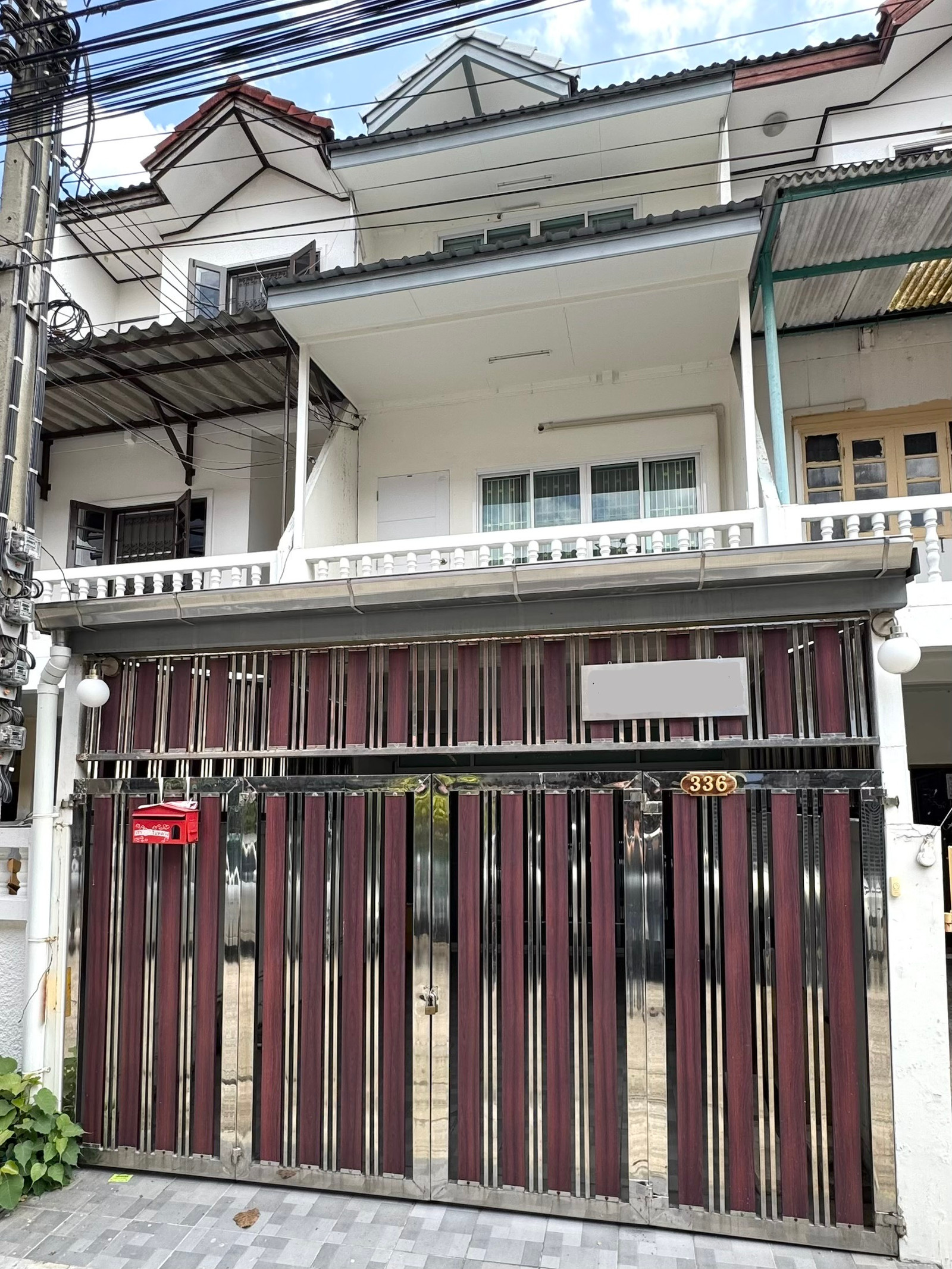 3-story townhouse for sale, Sinthawee Suanthon Village 1, Soi Pracha Uthit 44, good location, convenient travel. 3-story townhouse for sale, Sinthawee Suanthon Village 1, Soi Pracha Uthit 44, good location, convenient travel.
