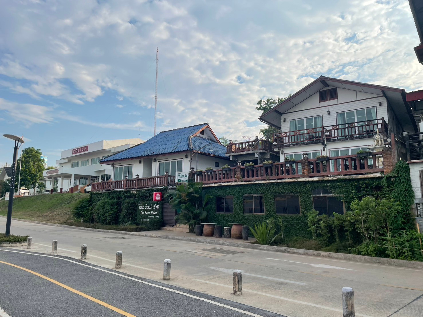 Hotel business for sale next to the Mekong River, prime location in the heart of Chiang Khong. Chiang Rai Province Hotel business for sale next to the Mekong River, prime location in the heart of Chiang Khong. Chiang Rai Province