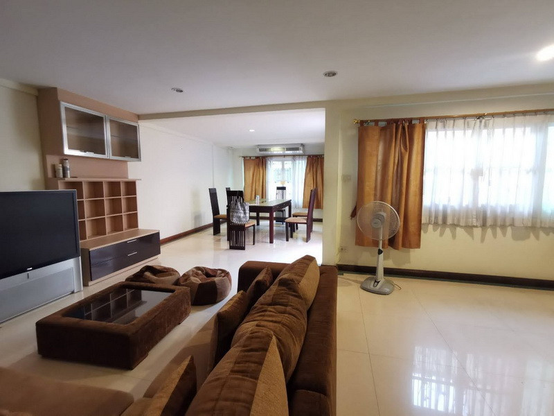 Nice Townhouse for Sale Land size 28 sqw., Sukhumvit Soi 39