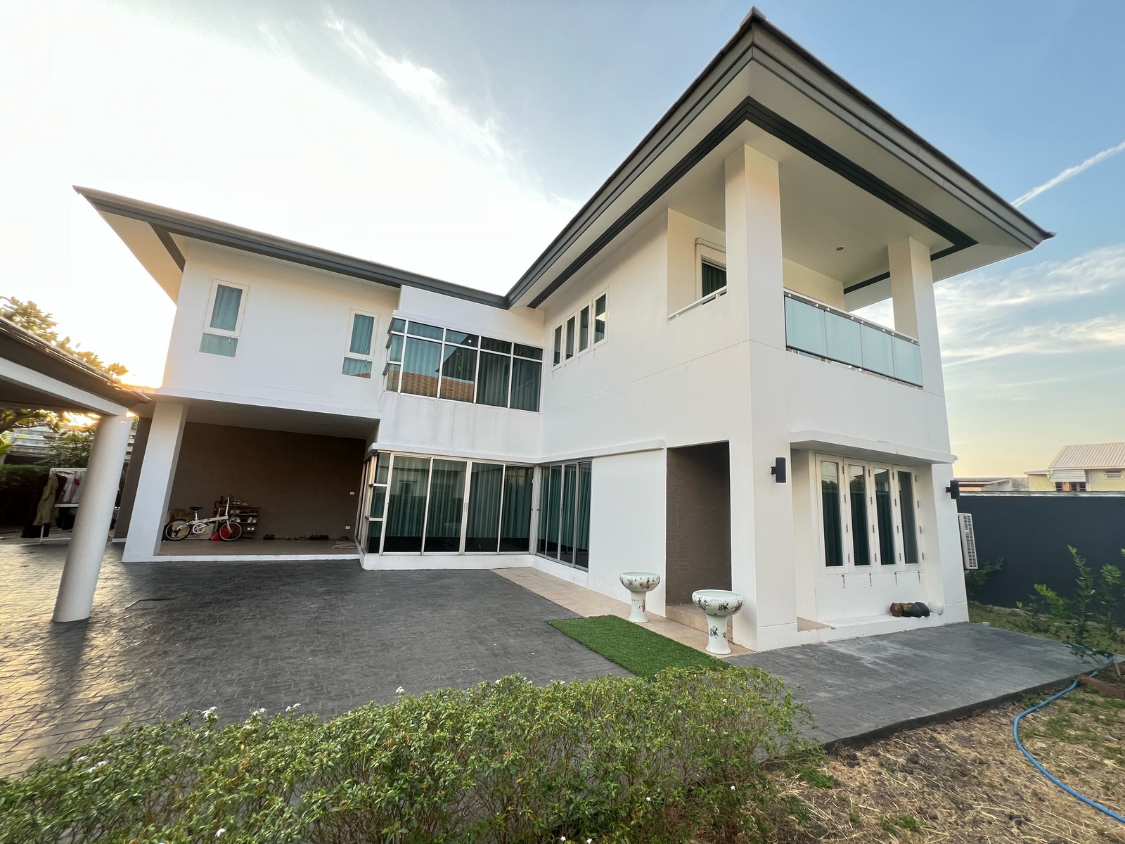 Cheapest for sale, Private Nirvana Chokchai 4, corner house, wide area, few units, lots of space around the house. Cheapest for sale, Private Nirvana Chokchai 4, corner house, wide area, few units, lots of space around the house.