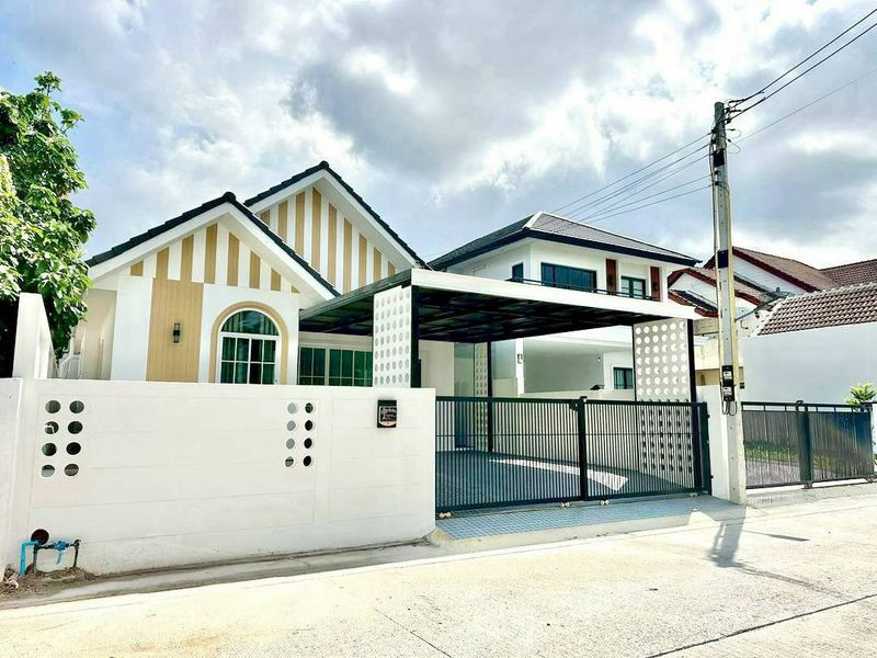 Single house for sale in Sriracha. Newly built house, near Chak Kho intersection, Sriracha, close to J-Park and the motorway. Single house for sale in Sriracha. Newly built house, near Chak Kho intersection, Sriracha, close to J-Park and the motorway.