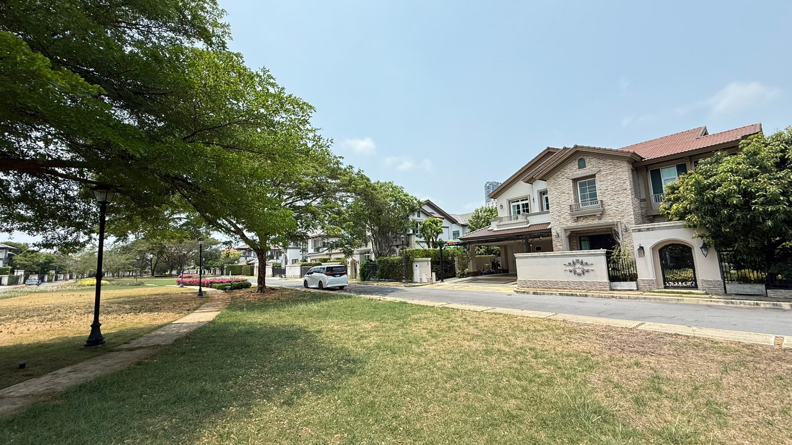 ให้เช่าบ้านหรู 2 ชั้นเนื้อที่ 110 ตร.ว พื้นที่ใช้สอย 338 ตร.ม 4 ห้องนอน 5 ห้องน้ำ เฟอร์นิเจอร์ครบ ถนนบางนาตราดใกล้ห้าเมกะบางนา ราคาเช่า 200,000 บ/ด ให้เช่าบ้านหรู 2 ชั้นเนื้อที่ 110 ตร.ว พื้นที่ใช้สอย 338 ตร.ม 4 ห้องนอน 5 ห้องน้ำ เฟอร์นิเจอร์ครบ ถนนบางนาตราดใกล้ห้าเมกะบางนา ราคาเช่า 200,000 บ/ด