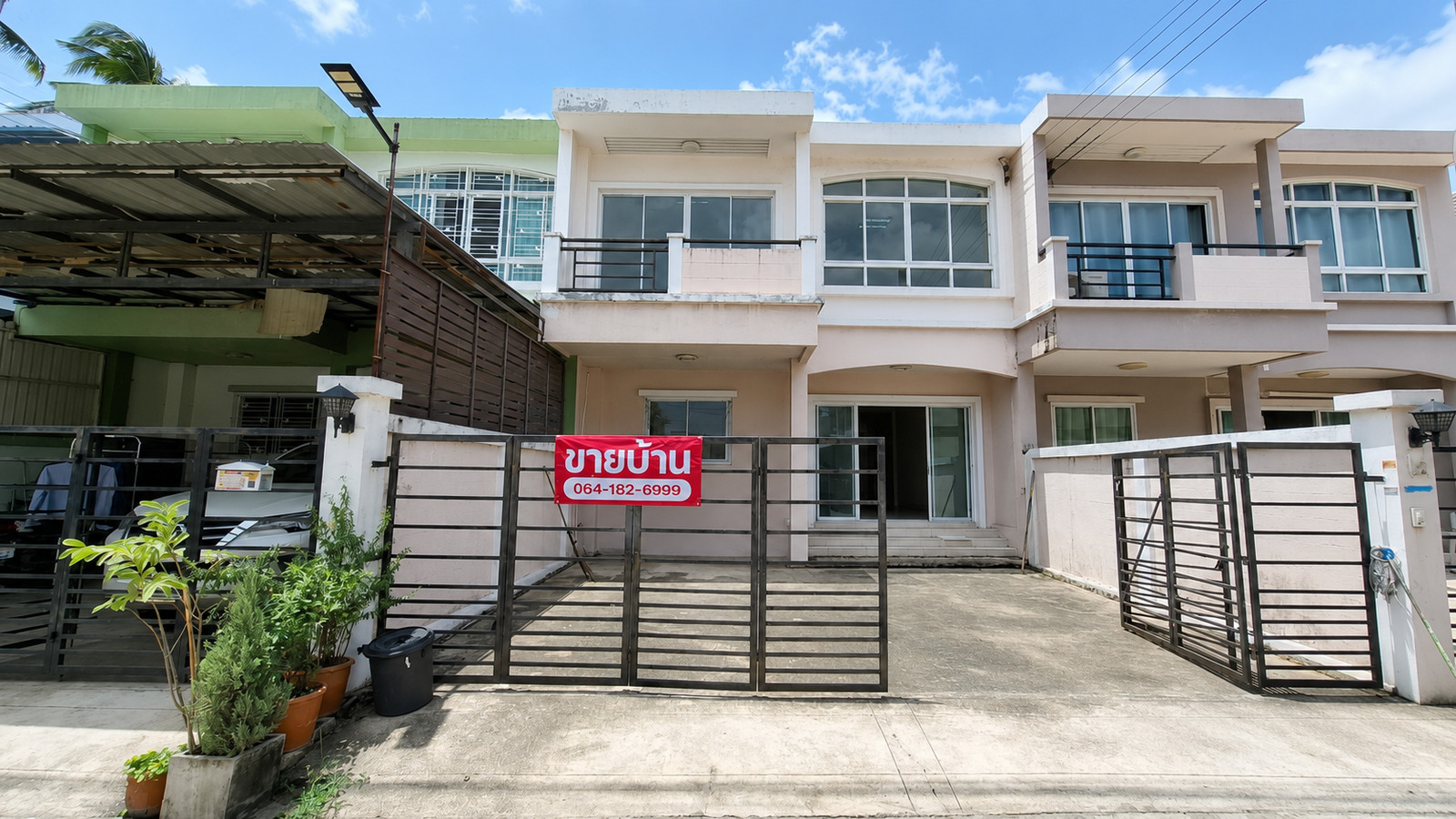 Townhouse for sale, 2 floors, 31.6 sq m, wide area, Chai Mongkol Village.