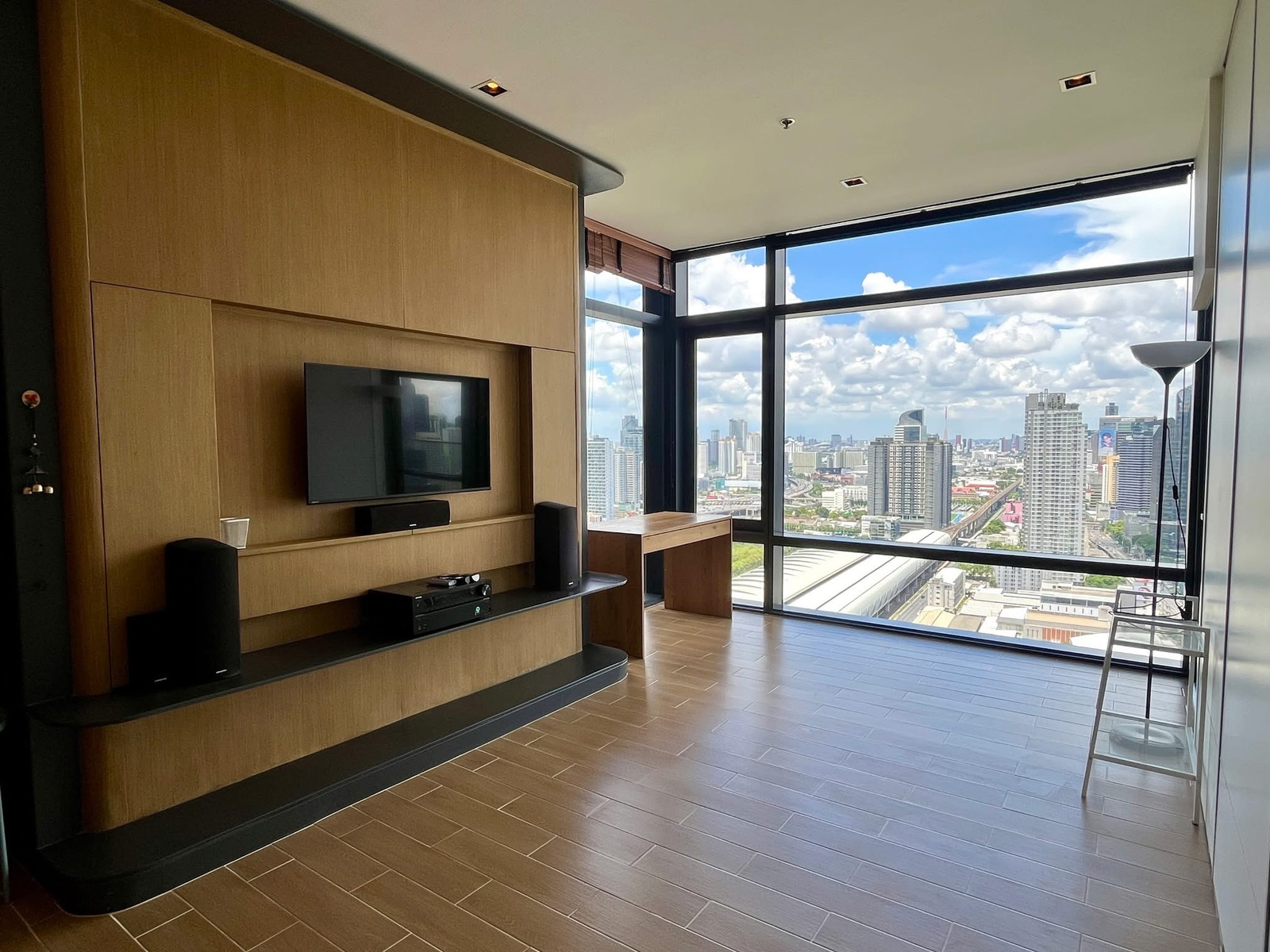 Condo for sale, corner room, rare position (1 bedroom, 57 sq m.), high floor, open view. Just renovated! There are 2 ways to enter and exit, near MRT and Airport Link. Condo for sale, corner room, rare position (1 bedroom, 57 sq m.), high floor, open view. Just renovated! There are 2 ways to enter and exit, near MRT and Airport Link.