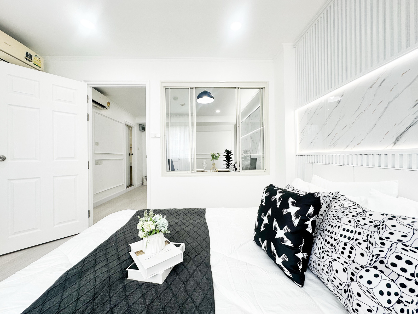 Beautiful room for sale 💋 price 2.39 million baht, large room, near MRT Huai Khwang. Beautiful room for sale 💋 price 2.39 million baht, large room, near MRT Huai Khwang.