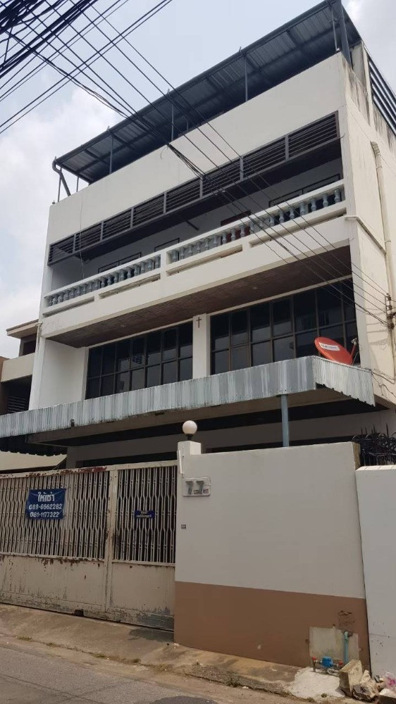Home Office, 4 floors, accessible from both On Nut Road and Phatthanakan Road, has parking. Home Office, 4 floors, accessible from both On Nut Road and Phatthanakan Road, has parking.