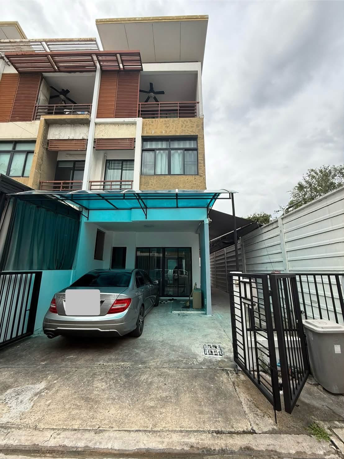Townhome for rent Signature Watcharaphon Village Next to Ploenary Mall, near MRT Watcharaphon. Townhome for rent Signature Watcharaphon Village Next to Ploenary Mall, near MRT Watcharaphon.