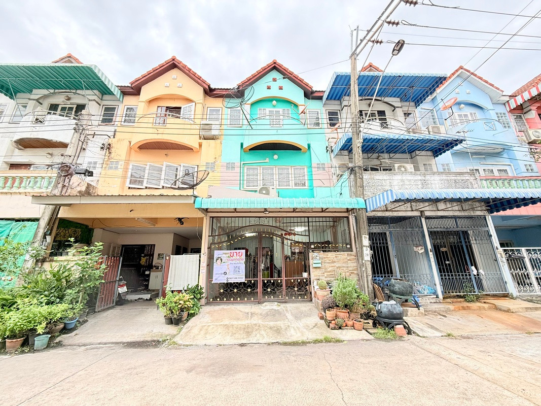 3-story townhouse for sale, Sucha Village 2, along Khlong Thawi Watthana, 19.5 sq m., 4 bedrooms, 3 bathrooms, only 1 km. from the front of the house to Phetkasem Road, near MRT Lak Song.