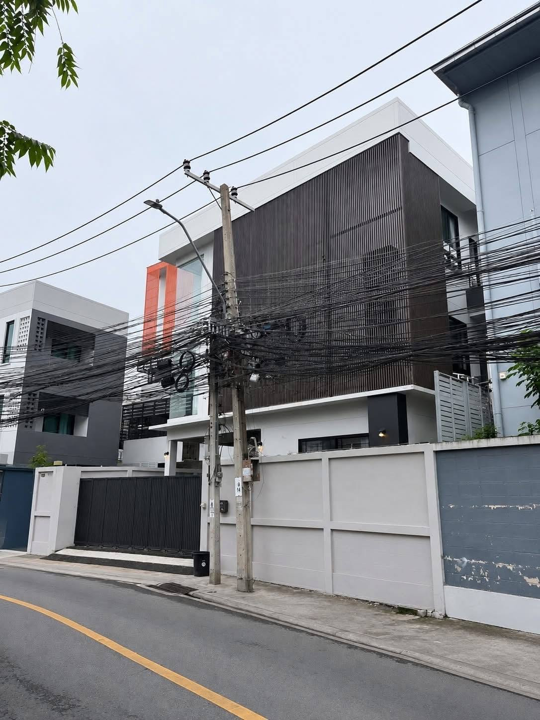 HR3723 3-story detached house for rent, large house, 100 sq m, 360 sq m, location Ratchada-Sutthisan (Soi 20 June), 4 bedrooms, 5 bathrooms, parking for 4 cars, suitable for living / home office / registering a company, near MRT Sutthisan & Huai Khwan HR3723 3-story detached house for rent, large house, 100 sq m, 360 sq m, location Ratchada-Sutthisan (Soi 20 June), 4 bedrooms, 5 bathrooms, parking for 4 cars, suitable for living / home office / registering a company, near MRT Sutthisan & Huai Khwan