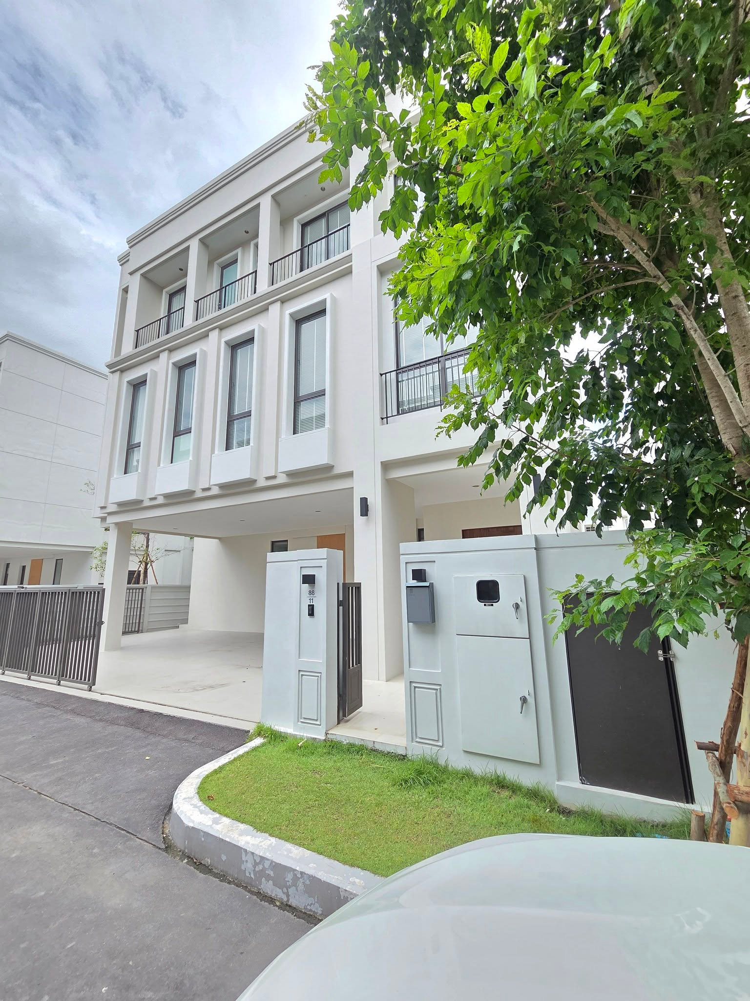 AERIE Srinakarin - Krungthep Kreetha – Move-in Ready Super Luxury House in High-Growth Zone AERIE Srinakarin - Krungthep Kreetha – Move-in Ready Super Luxury House in High-Growth Zone