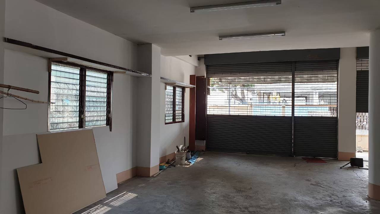 Home Office, 4 floors, accessible from both On Nut Road and Phatthanakan Road, has parking. – รูปที่ 4