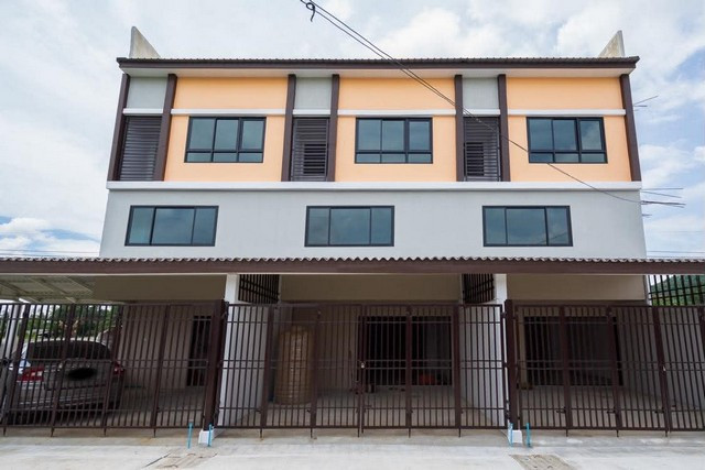 New commercial building for sale, 2 and a half floors, next to the main road, Ratchaburi - Chom Bueng, 26 square wah, width 5 meters, depth 22 meters. New commercial building for sale, 2 and a half floors, next to the main road, Ratchaburi - Chom Bueng, 26 square wah, width 5 meters, depth 22 meters.