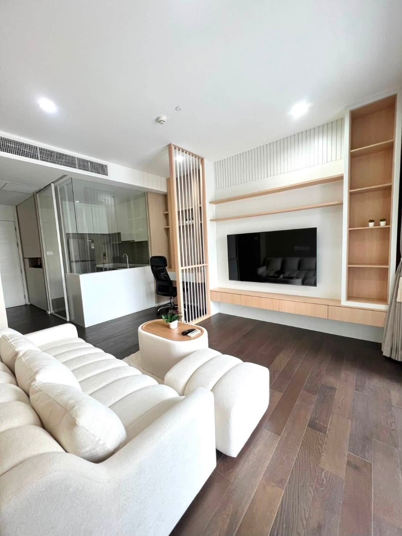 🌇 The Saint Residences: 2-bedroom unit, 64.2 sq.m., 40th floor, view of Chatuchak Park, near MRT Phahonyothin.