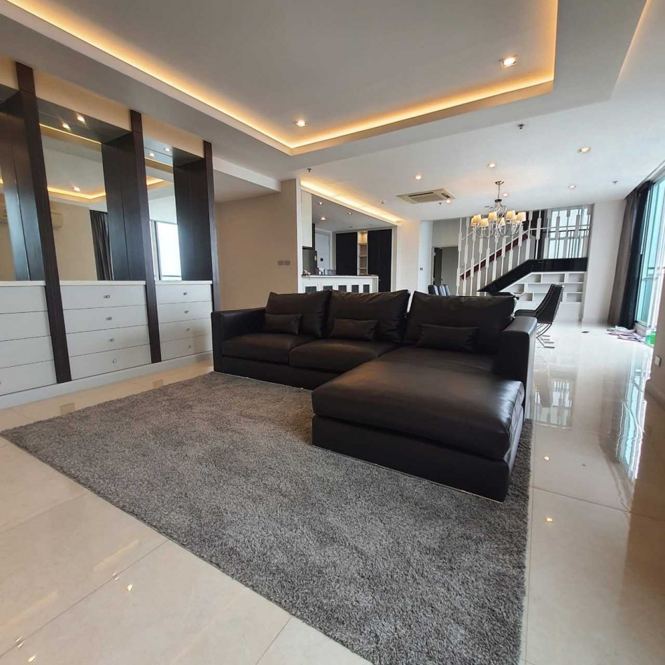 For rent: The Four Wings Residence condo, 300 sq m, luxury penthouse, 2-story duplex corner unit.