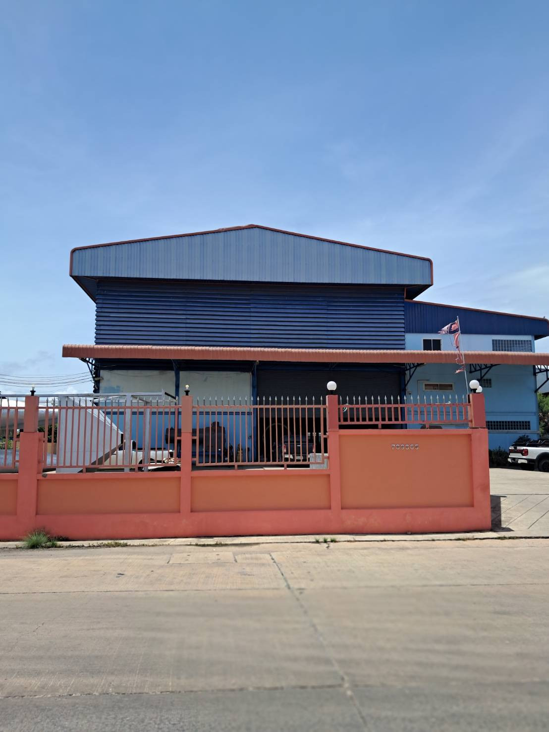Factory for sale 2-2-61​ Rai with crane and office, Bang Pla Zone, Bang Phli, Samut Prakan, prime location! The factory has a strong structure, ready for use, suitable for industrial operations and production.