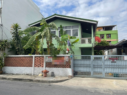 Land with house, Banthat Thong Road, location in the heart of the city. A house that answers the needs of city life Close to every lifestyle Land with house, Banthat Thong Road, location in the heart of the city. A house that answers the needs of city life Close to every lifestyle