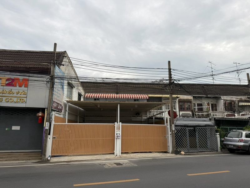 THB006 Townhome for rent, Soi Ratchadaphisek 18. A beautifully renovated double townhome (2 combined units) located on Ratchada 18