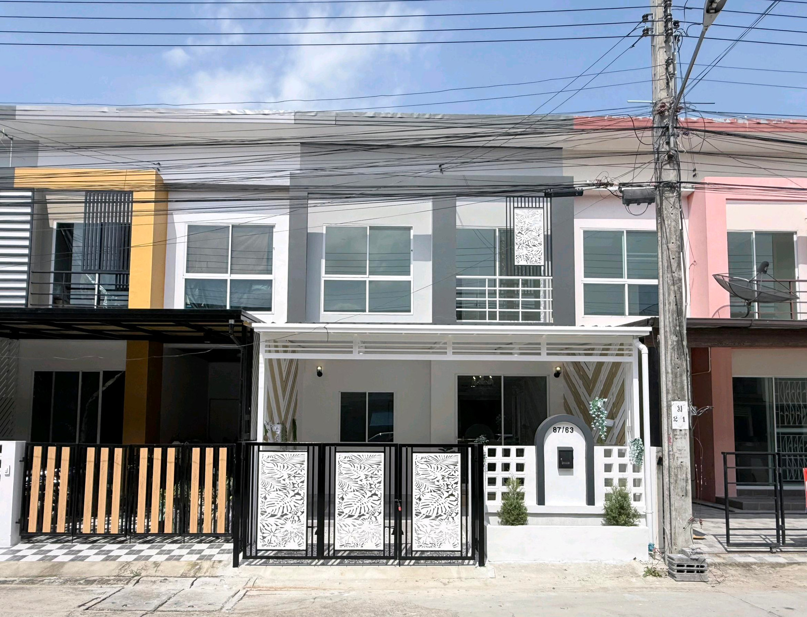 ขายทาวน์เฮาส์ 2 ชั้น หมู่บ้านเพ็ญศิริ 4 เลียบวารี 25/1 หนองจอก โลตัส หนองจอก บิ๊กซี หนองจอก ม.เทคโนโลยีมหานคร รพ.หนองจอก รร.นานาชาติเกาหลีกรุงเทพฯ รร.หนองจอกพิทยานุสสรณ์มัธยม รร.อนันตา สนง.เขตหนองจอก การไฟฟ้านครหลวง เขตมีนบุรี ไปรษณีย์