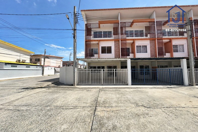 3-story townhome for sale, Ratchathani Village 10, Soi Khubon 27, Intersection 10, corner house, near the Pink Line MRT.
