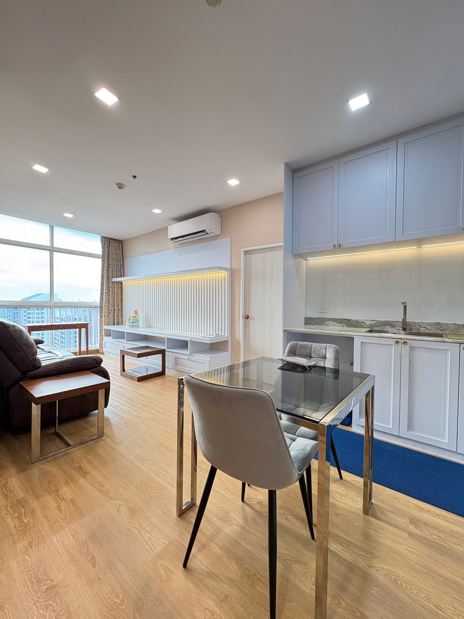 Big room, 2 bedrooms, beautiful view, high floor, clean room, ready to move in.