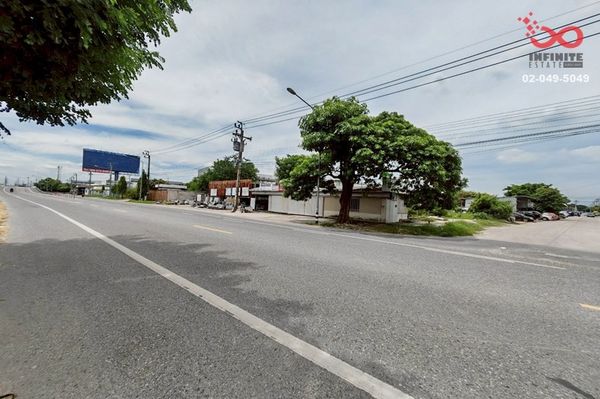 Land for sale, 363 sq m., Sukhaphiban 2 - Kanchanaphisek Road, next to the main road, corner plot, near Suvarnabhumi Airport.