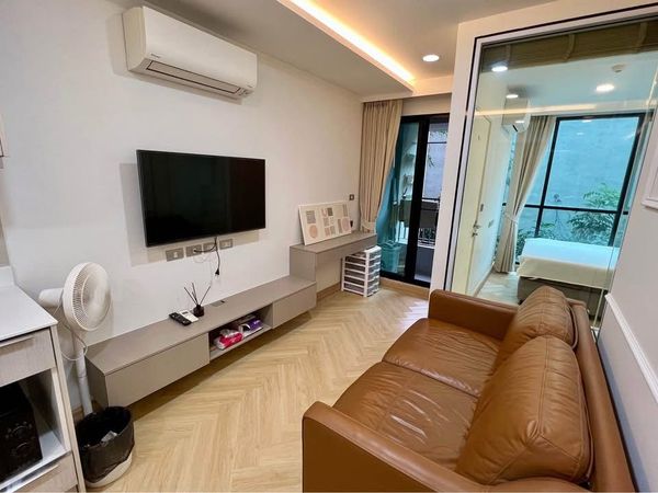 Low-rise condo for sale, prime location, Sukhumvit (1 bedroom, 30 sq m.), newly decorated in Modern Classic style, with bathtub. There is a free shuttle to BTS Thonglor  