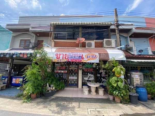 2-story townhouse, good location, near the Green Line, Khu Khot Station, convenient travel, connected to many routes. Both Lam Luk Ka Road and Phahon Yothin Road