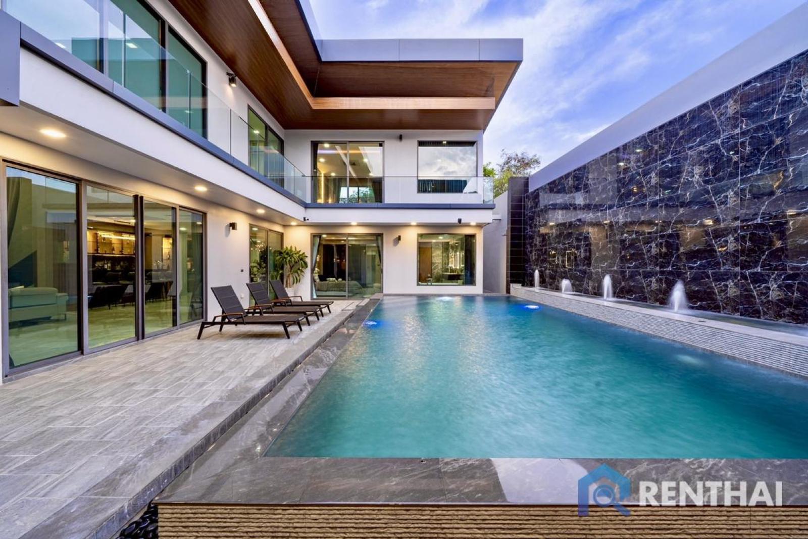 Luxury Living Redefined in This Spectacular 5-Bedroom Villa Luxury Living Redefined in This Spectacular 5-Bedroom Villa