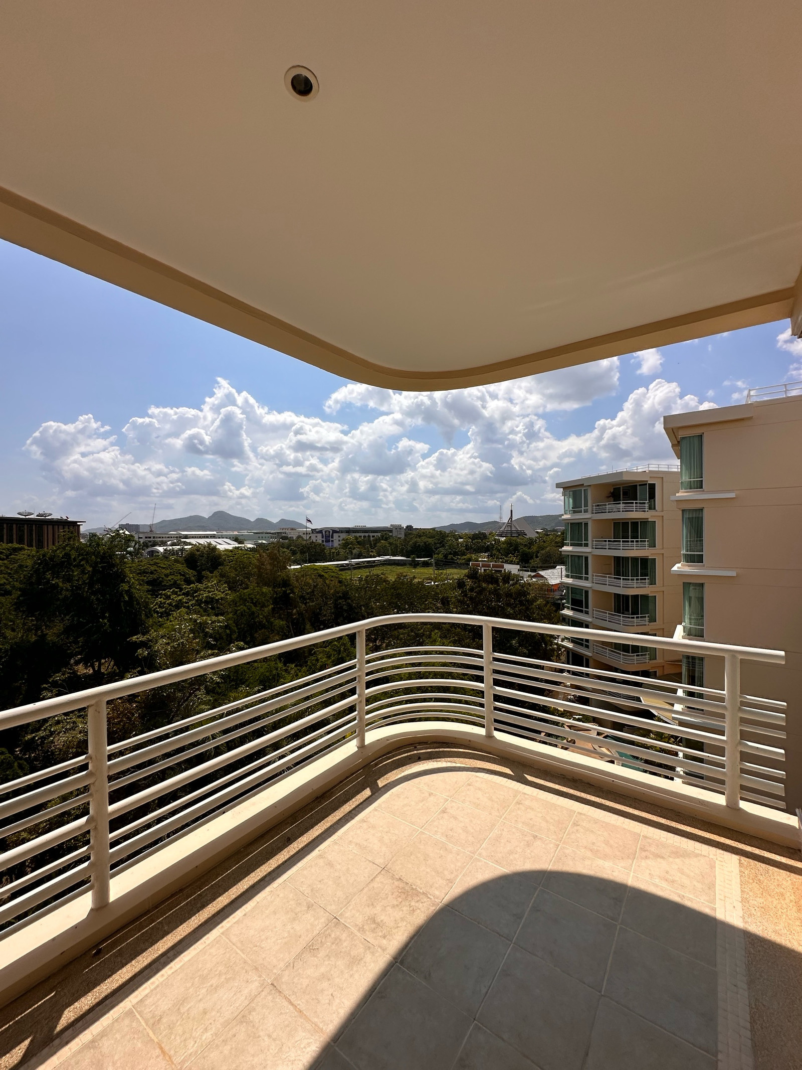 The room was recently renovated, newly painted, the room is little used. The central part is next to the sea. The room was recently renovated, newly painted, the room is little used. The central part is next to the sea.
