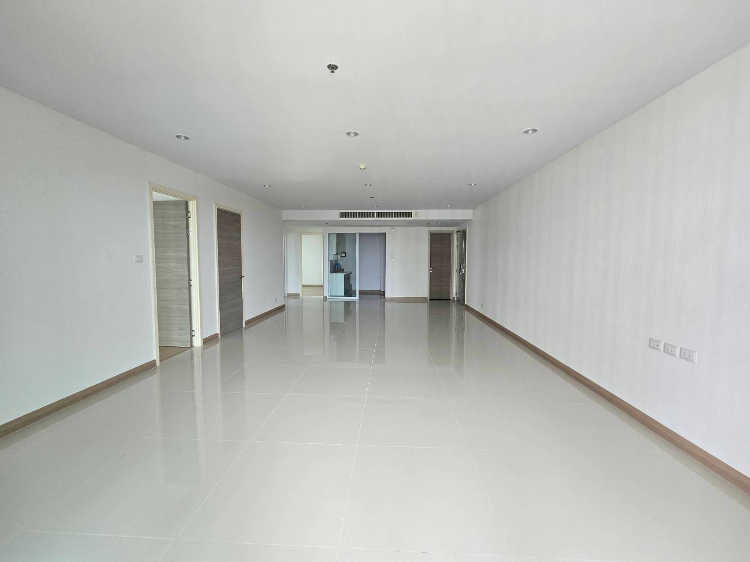 For Rent 2+1 bed Supalai Riva Grande, area 157 sq.m., there are many rooms to choose from.
