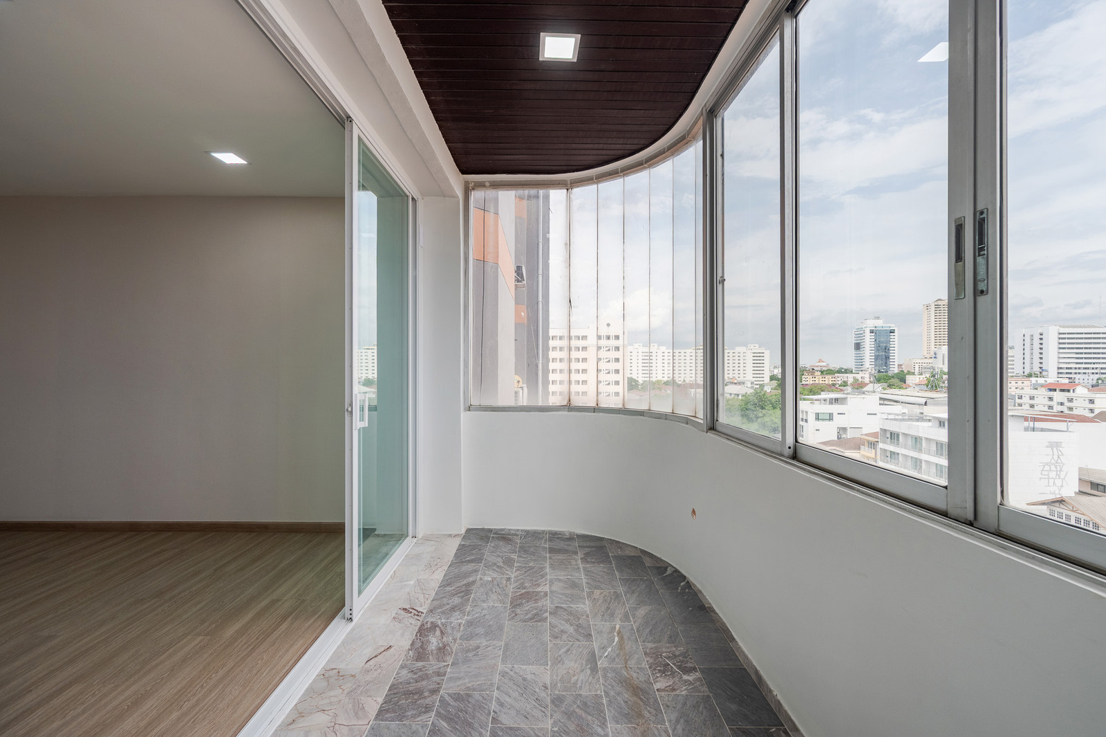 Pisawit Tower เลี้ยงสัตว์ได้ กระจกโค้ง Panoramic วิวเมือง