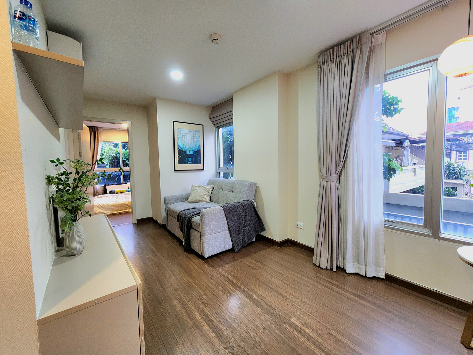 Never rented out, the  lives in it himself, new condition, corner unit, very special **available** Condo for rent, Chewathai Charan 13, MRT 700M. Urgent, 3 directions, including central area!! SN509.10