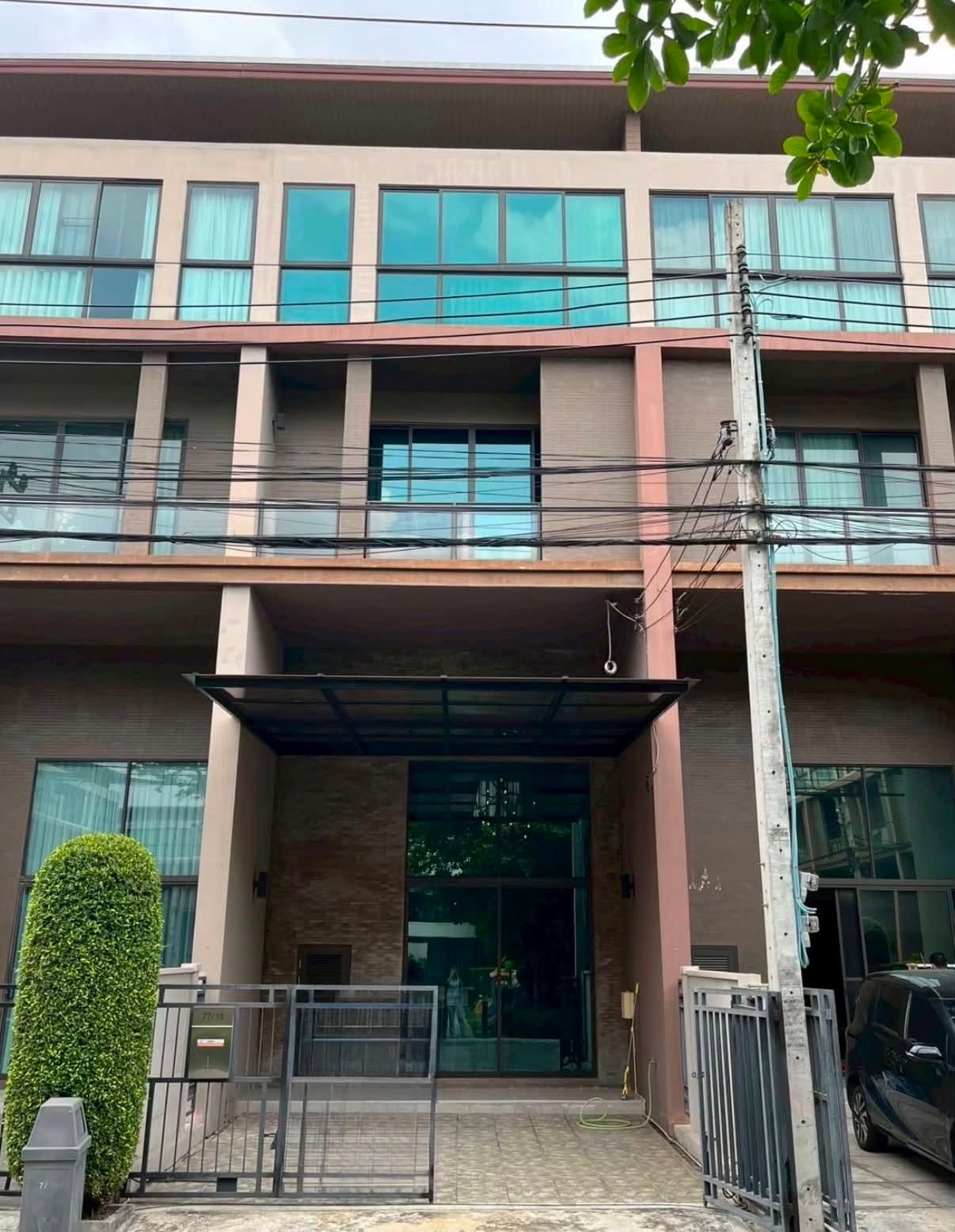 ขาย ทาวน์โฮม 3.5 ชั้น บ้านกลางเมือง รัชโยธิน ใกล้ BTS เสนานิคมเพียง 650 เมตร พร้อมอยู่
