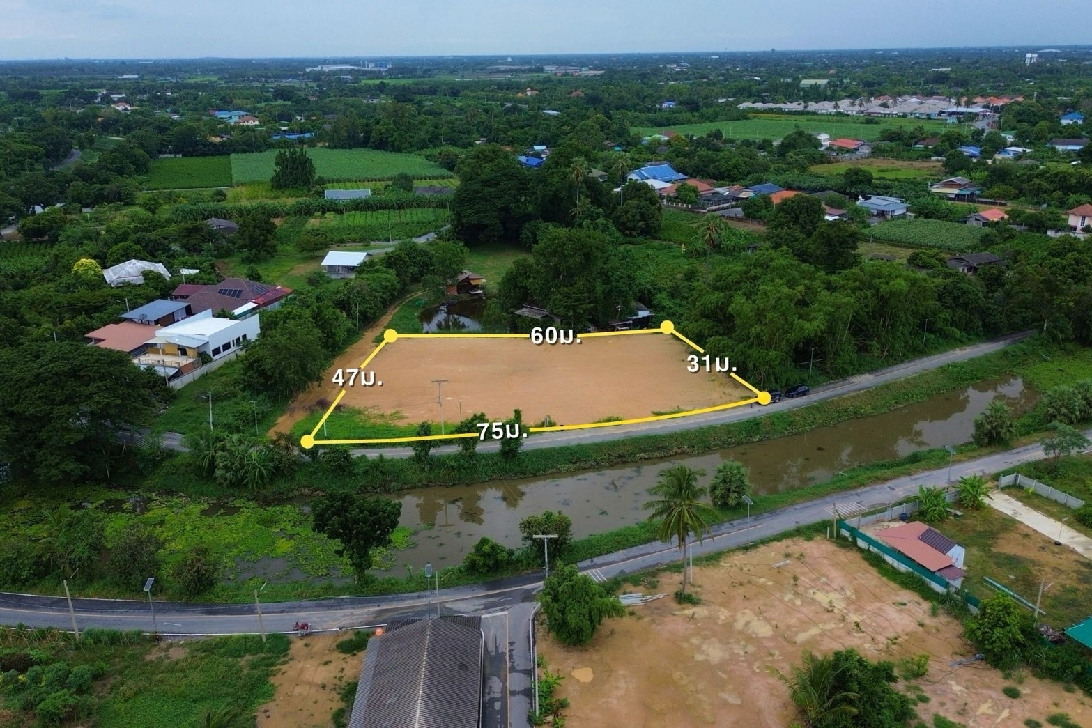 Land for sale, 700 sq m, Wang Taku, Mueang Nakhon Pathom, already filled, next to the road, width 75 meters, price 9.1 million baht.