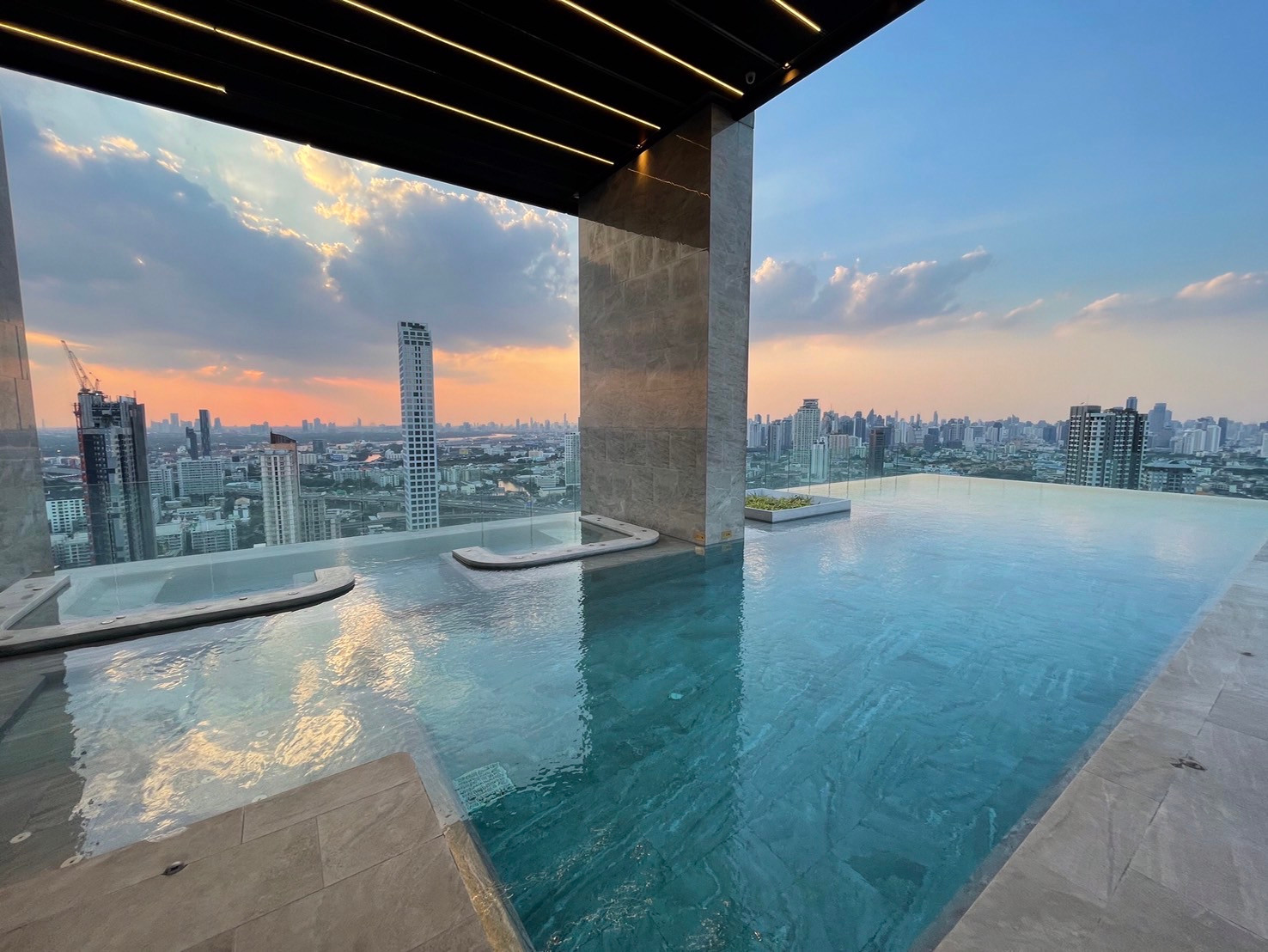 [💥ต่ำกว่าราคาตลาด+ฟรีทุกคชจ.💥] คอนโด Knightsbridge Prime Onnut 1 นอน ชั้น 46 (Exclusive Floor) เพดานสูง 3 เมตร ทิศ ตอ.ฉน. วิวโล่ง ของแถมครบพร้อมอยู่ ใกล้ BTS อ่อนนุช (รับเอเจ้นท์)