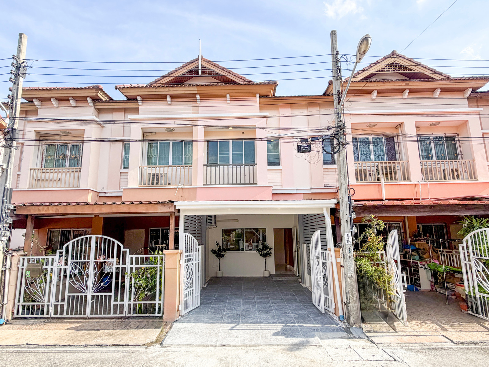 Townhome for sale, 2 and a half floors, Parinlak Lite Samakkhi, newly renovated, complete additions, in the heart of Ngamwongwan, close to the expressway and 2 electric train lines. Townhome for sale, 2 and a half floors, Parinlak Lite Samakkhi, newly renovated, complete additions, in the heart of Ngamwongwan, close to the expressway and 2 electric train lines.