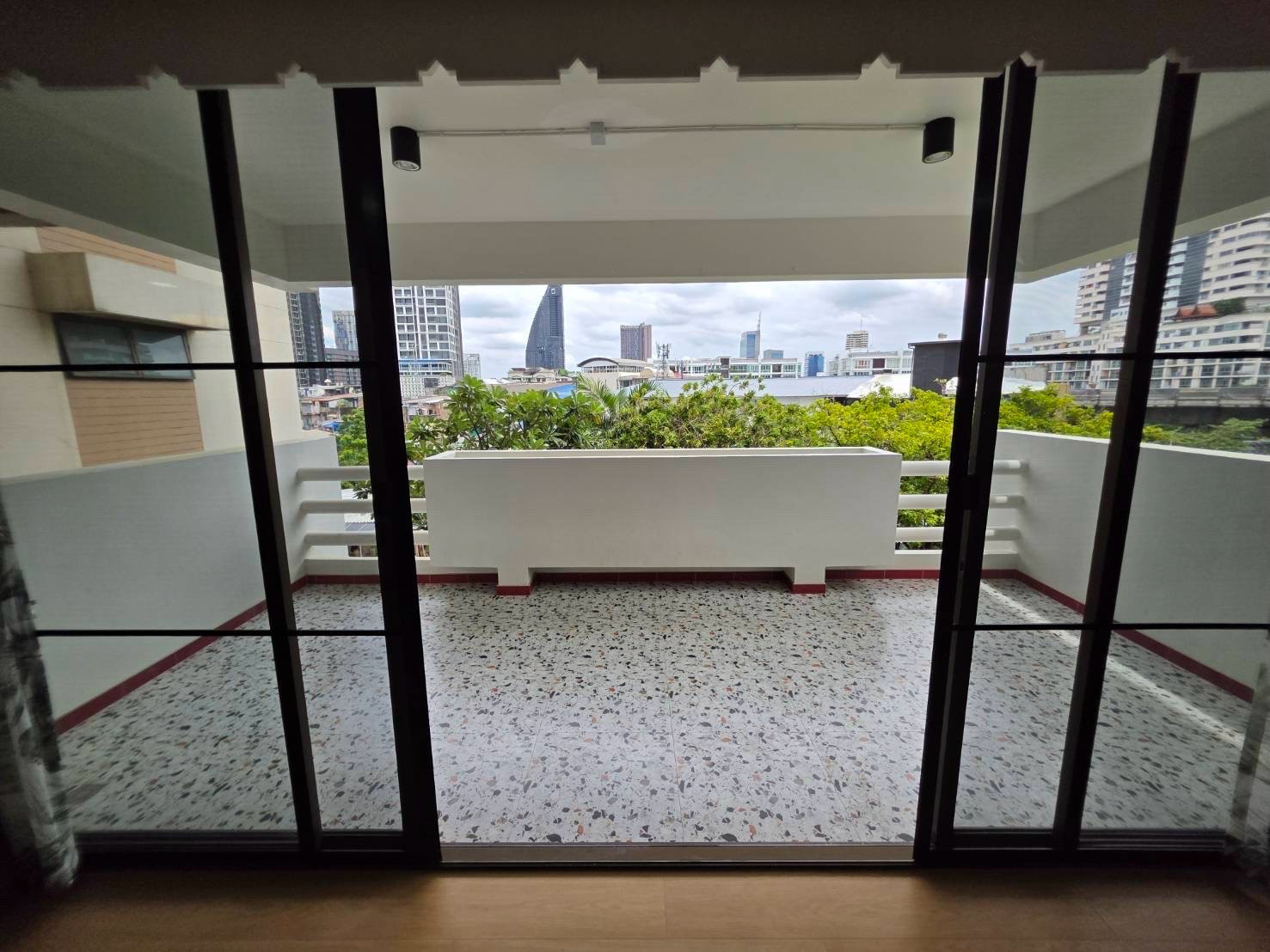 🏡⚡️HUGE Brand New Renovation 3 Bedroom Condo for Rent 📍Prime Sukhumvit 🚆Near BTS Phrom Phong & Thonglor ✨245 SQ.M. ✅Fully Furnished | Ready to Move In✨