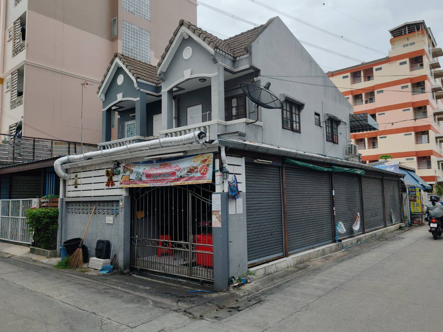 Receive Rental Income from Day One – Corner Townhouse for Sale in Prachachuen Nonthaburi 8 with Existing Tenant and Additional Rental Space