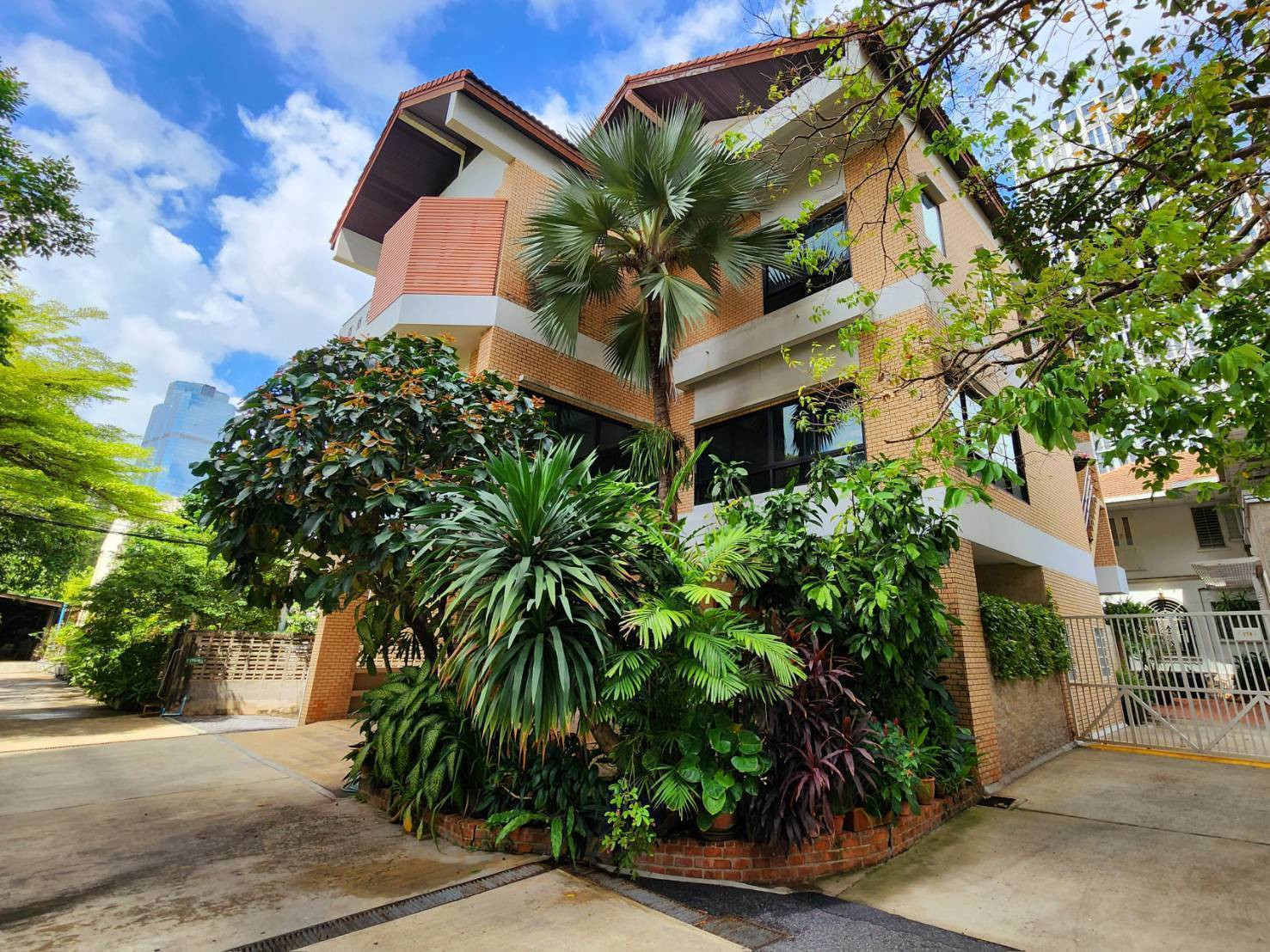 Luxury House for Rent in Sathorn 4-Level Family Home Luxury House for Rent in Sathorn 4-Level Family Home