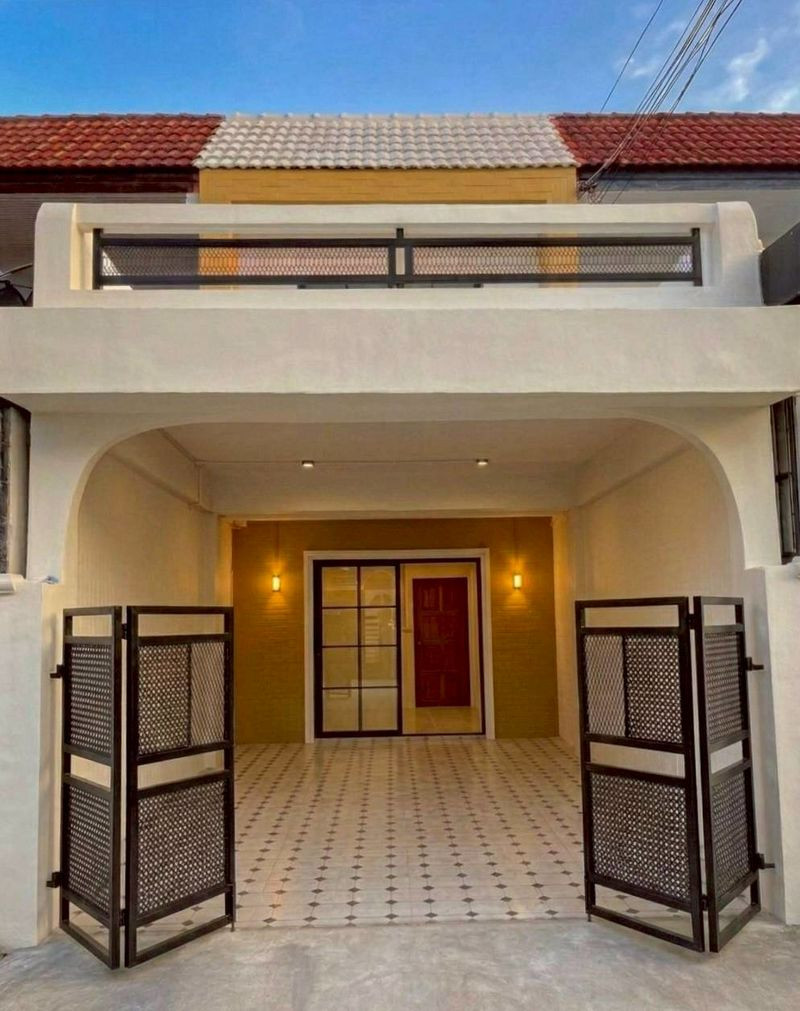 Beautiful renovated townhouse for sale, ready to move in! Hong Prayun Village 1, Bang Bua Thong (near Bang Phlu intersection and the BTS is only 5 minutes) Good location, very convenient to travel. There are many routes to enter and exit. Complete additio Beautiful renovated townhouse for sale, ready to move in! Hong Prayun Village 1, Bang Bua Thong (near Bang Phlu intersection and the BTS is only 5 minutes) Good location, very convenient to travel. There are many routes to enter and exit. Complete additio
